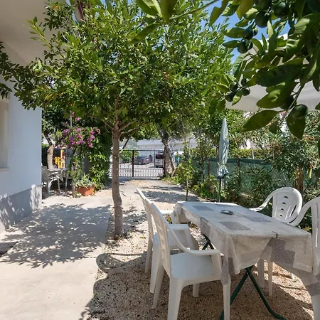 A1 - Near With Patio Parking And Grill Apartment