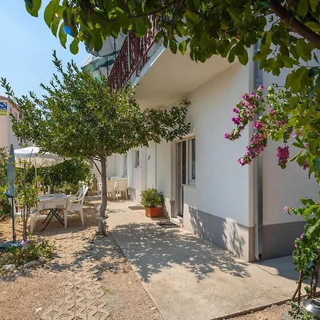 A1 - Near With Patio Parking And Grill Apartment