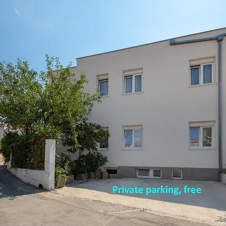 A 1 - Near With Patio Parking And Grill Appartement